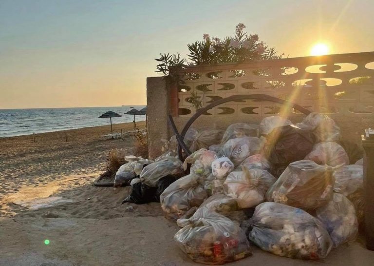 Pachino: cumuli di spazzatura maleodoranti dinanzi al mare di Contrada Granelli