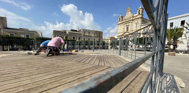 Pachino: sistemazione pavimento in legno del palco in Piazza