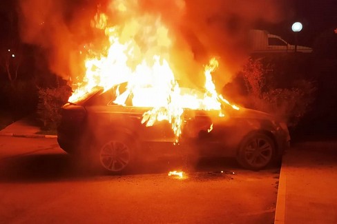 Pachino: in fiamme un auto, denunciato l’artefice dell’incendio