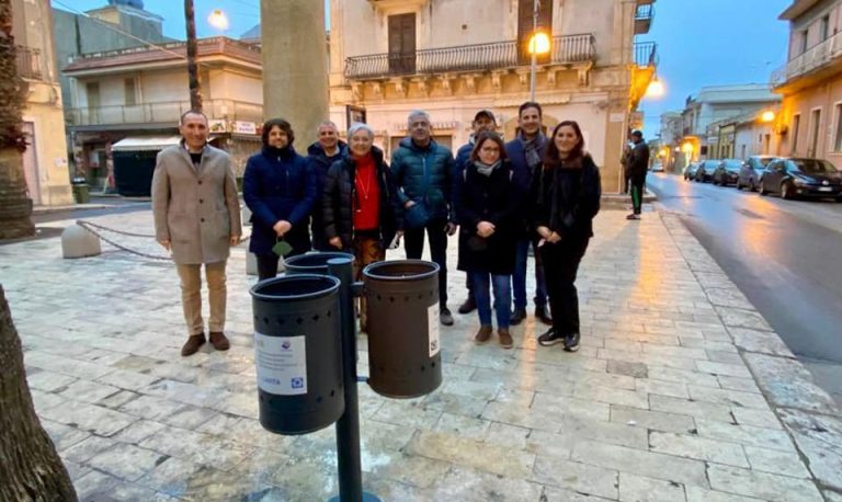 Pachino: il Rotary Club dona dei cestini portarifiuti alla città, installati nel centro storico
