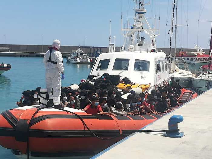 Portopalo: soccorsi 400 migranti dalla Guardia Costiera a largo della costa