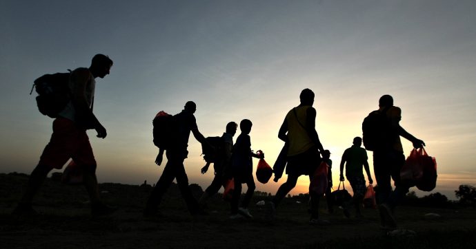 “Migranti sulla strada priva di illuminazione Portopalo-Pachino”: la segnalazione da parte di un cittadino