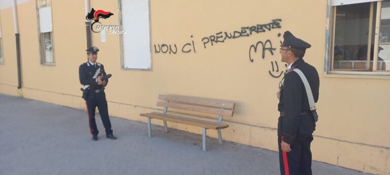 Pachino: “non ci prenderete mai”, e invece i Carabinieri hanno individuato i due giovani che hanno imbrattato le vetture dei vigili urbani e i muri di una scuola