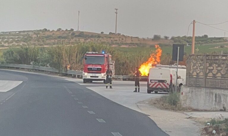 Strada Pachino-Rosolini: incendio danneggia condutture del metano, caos nei ristoranti di Pachino e Marzamemi