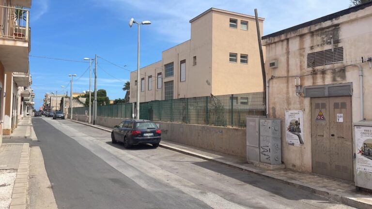 Portopalo: sostituzione delle piante nel plesso scolastico di via Carlo Alberto per motivi di sicurezza