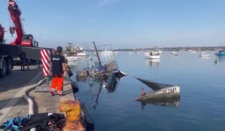 Portopalo: barca affondata da 3 anni nel Porto, oggi si sta procedendo alla rimozione